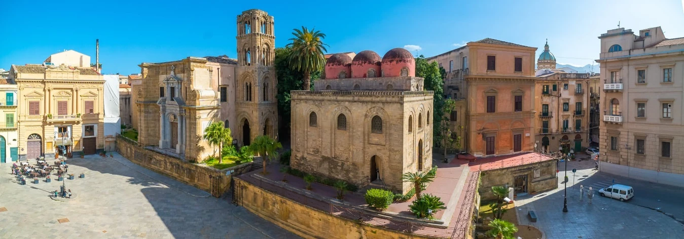 Piazza Bellini mit den Kirchen Santa Maria dell'Ammiraglio und San Cataldo