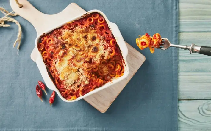 Auflaufform mit Anelletti al forno alla siciliana