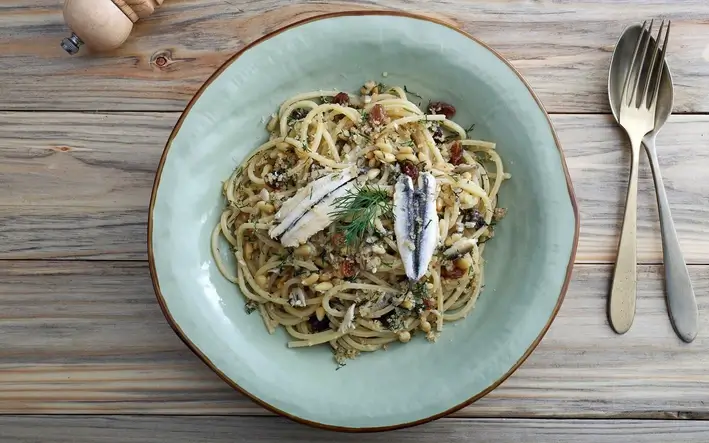 Pasta with fried sardines, fennel, saffron and raisins