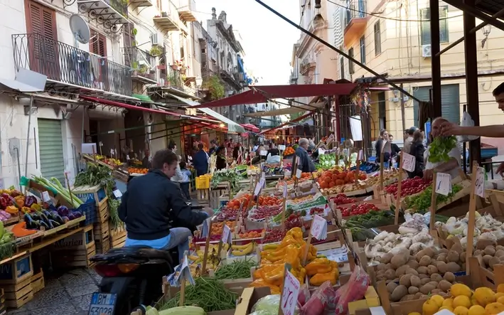 Fruit and vegetable stand at Il Capo market