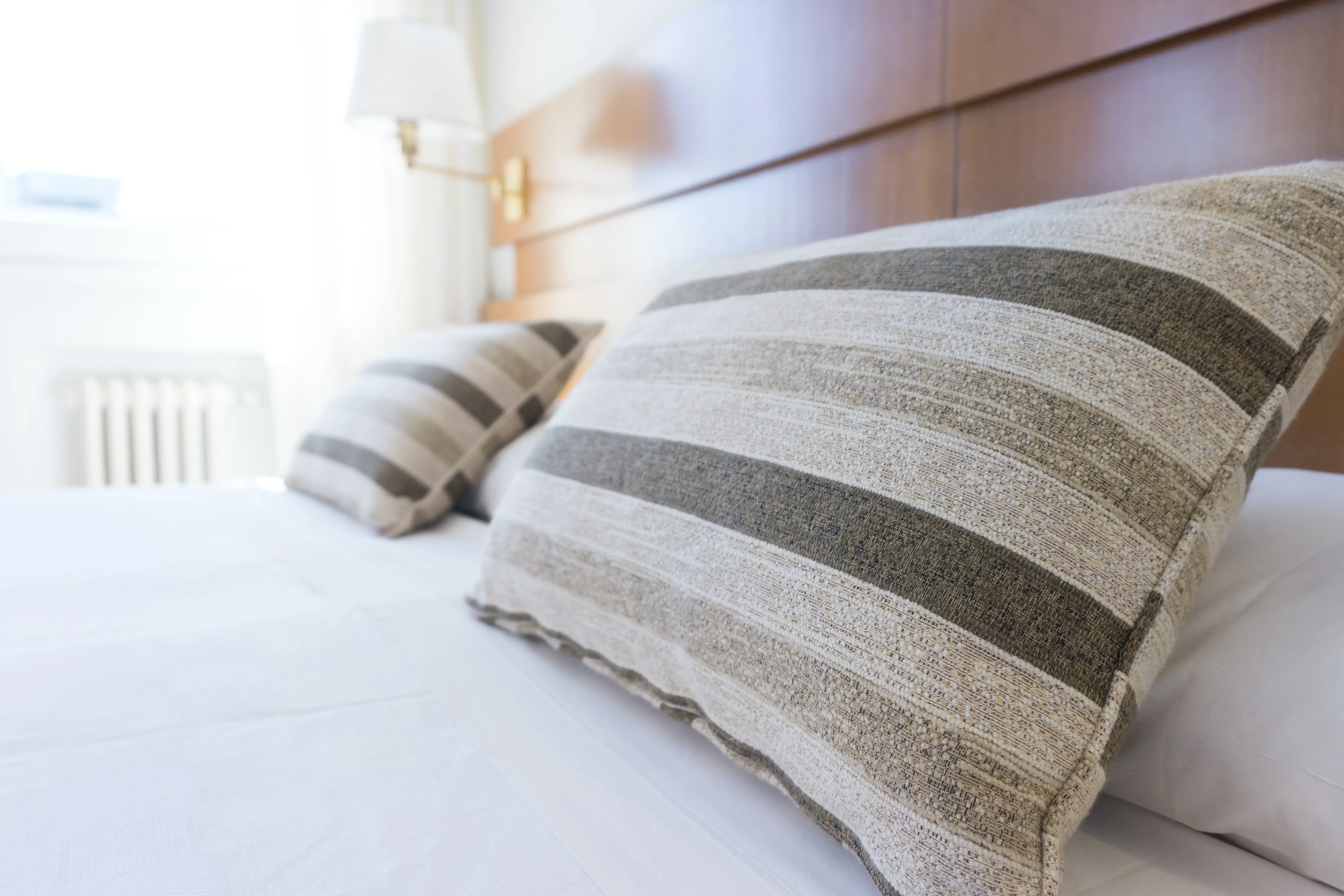 Frisch gemachtes Hotelbett mit zwei Kissen