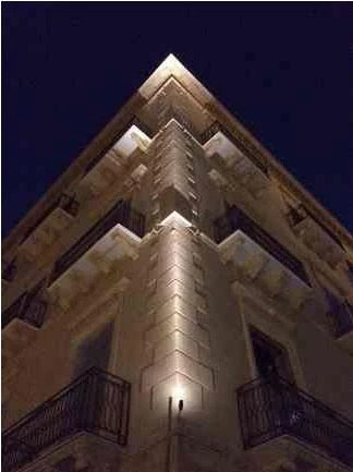 The building of the BnB Dolcevita Palermo by night