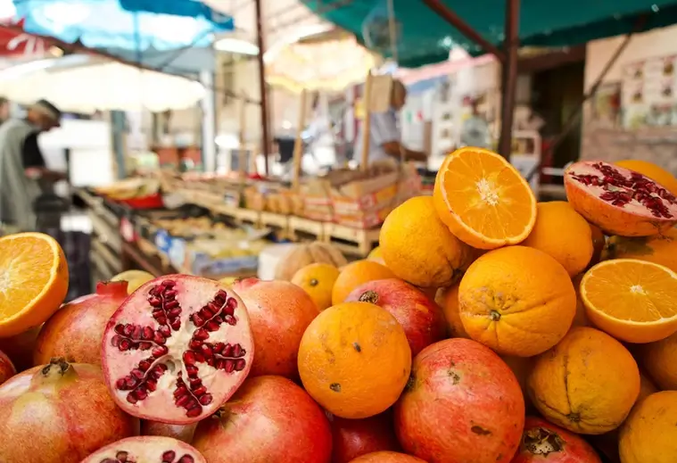 Photo of stacked oranges at a market in Palermo