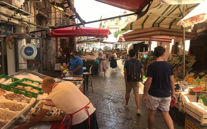 Picture of pedestrians strolling through the Mercato del Capo