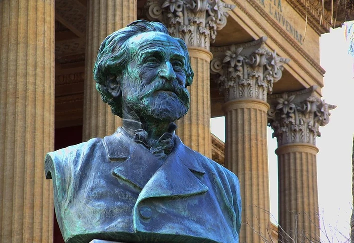 Verdi Statue vor dem Teatro Massimo in Palermo